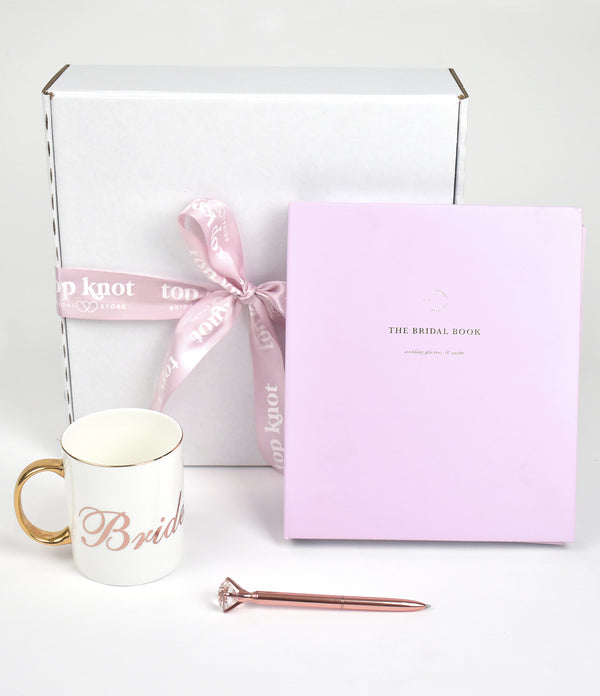 Regala una caja personalizada para novia con pantuflas, vaso, moño y más. Ideal para el getting ready o la despedida. ¡Un recuerdo inolvidable para su gran día!
